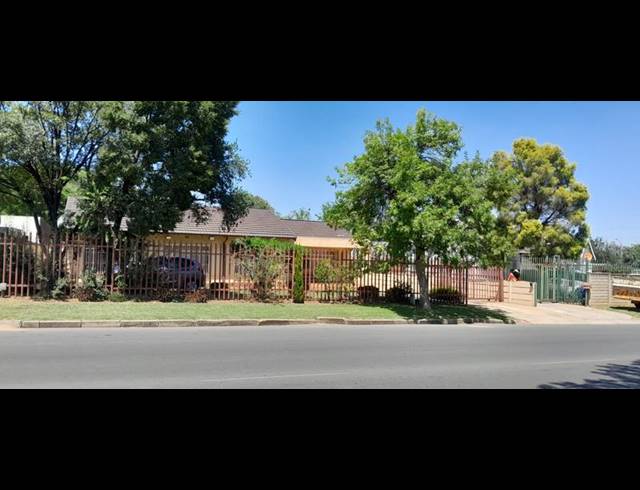 4 BEDROOM HOUSE FOR SALE IN KEMPTON PARK CENTRAL
